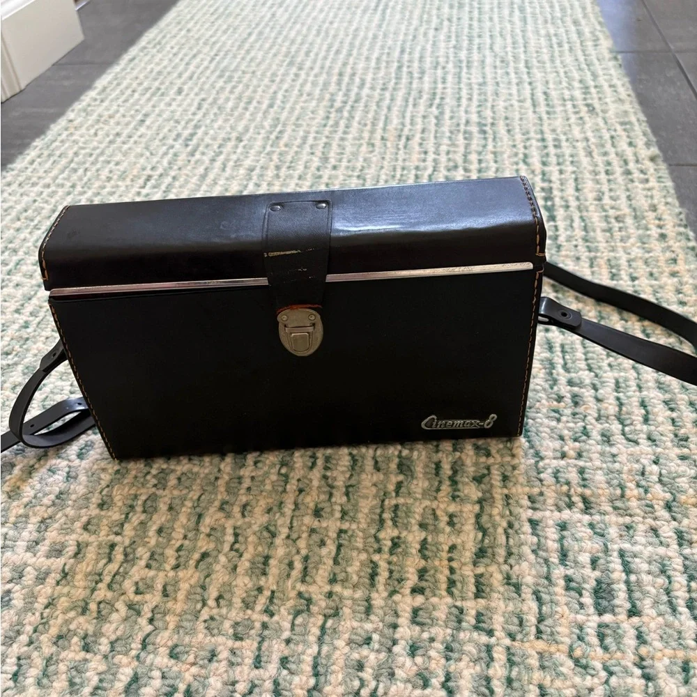 Cinemax-8 Camera video camera with black leather carrying case- mint condition